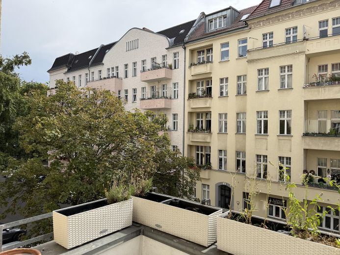 Bezugsfreie helle 2-Zimmer VH Altbauwohnung in der Nähe vom Schloss Charlottenburg (provisionsfrei) – Balkon