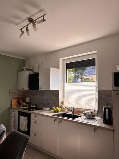 **FLATERATE MIETE!** 2R. Wohnung (BJ2019), inkl. hochwertiger Küche (EBK), FBH, Wallbox, – Küche