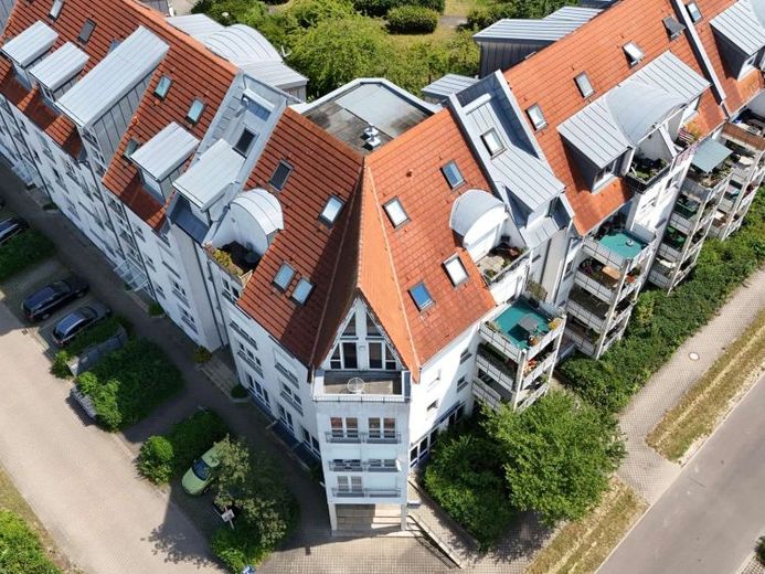 Wohnen auf zwei Ebenen – Maisonette mit Charme, Balkon & Tiefgaragenplatz – Foto 1