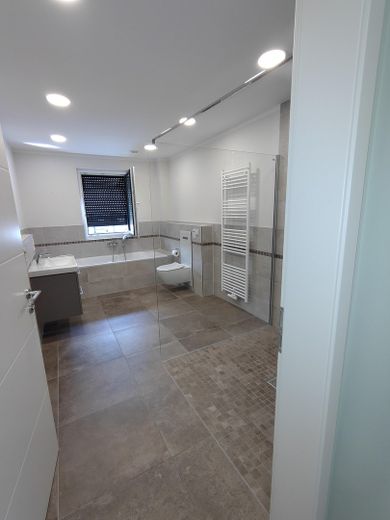 Luxuriöse 3-Zimmer-EG-Wohnung mit Terrasse, behindertengerecht, in WF – Foto 9