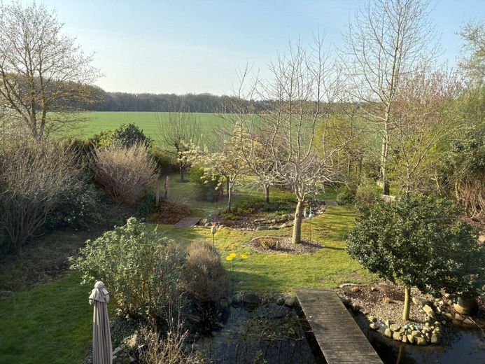Exquisites Einfamilienhaus in neuwertigem Zustand mit PV-Anlage,Carport und idyllischer Gartenanlage – Herrlicher Weitblick aus dem 1. OG