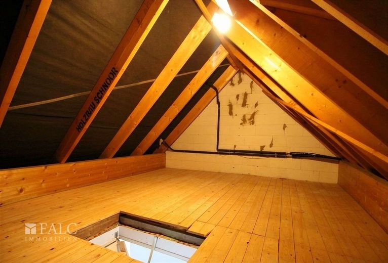 +++ Kapitalanlage mit Potenzial: Ihr Zweifamilienhaus in Ruhelage +++ – Dachboden Whg. 2e