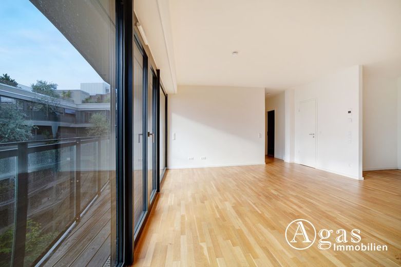 Große und helle 2 Zimmer Wohnung mit 2 Balkons, ca. 67 m²,  EBK und Concierge in Mitte – Wohnzimmer