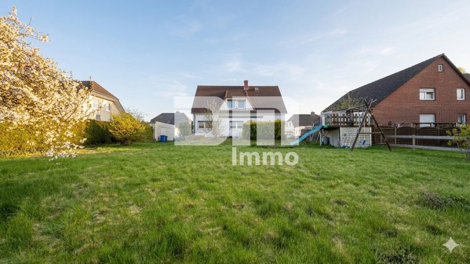 Charmantes Ein- bis Zweifamilienhaus mit großem Garten in begehrter Lage – Großer Gartenbereich
