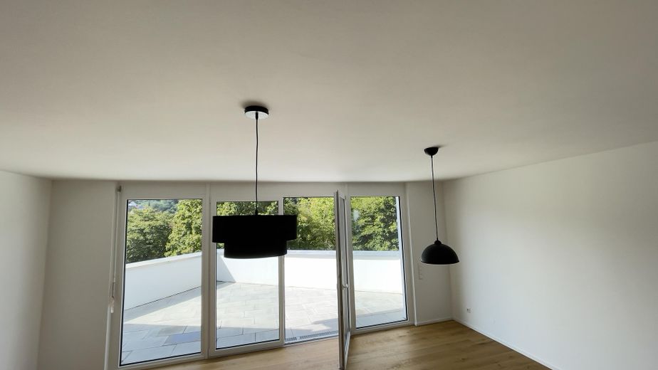 145 m² come nuovi con 2 terrazze sul tetto, cucina componibile e posto auto interrato – nuova ferrovia per Stoccarda – Zimmer mit Parkett