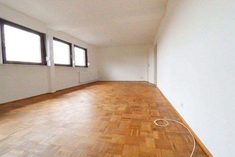 WRS Immobilien - Rockenberg -  MFH mit 9 Einheiten + 6 Einzelgaragen - Renditesteigerung auf 4,94 % – DG - freie Wohnung - Wohnzimmer - Bild 1