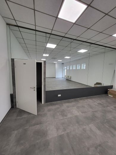 2 Einmalige Ladenlokale in stark frequentierter Lage mit ca. 280 m2 und 103 m2 Gewerbefläche – Zugang als Lager