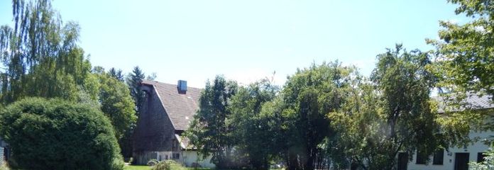 Großes, sonniges Baugrundstück mit denkmalgeschütztem Bauernhaus und Entwicklungspotenzial
