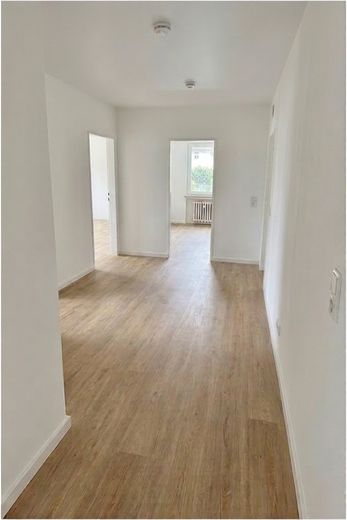 Wohntraum in Hilden! Modernisierte 3 Zimmer EG Wohnung mit Balkon, Gartennutzung und Stellplatz – Diele nach Modernisierung