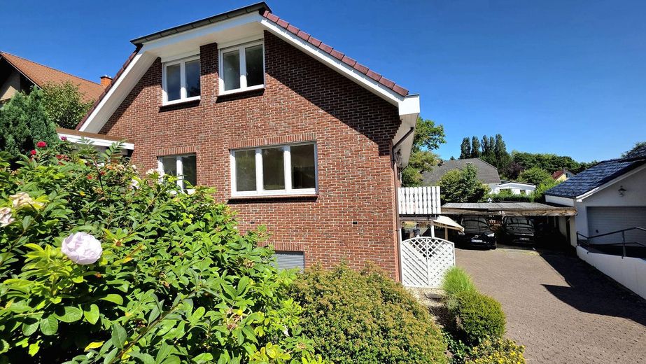 Einziehen und wohlfühlen, bezugsfertige Maisonette mit Balkon und Garten ✅provisionsfrei✅ – Außenansicht mit Carport