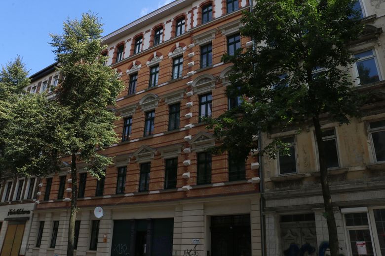 Helle, großzügige 3-Zimmer-Wohnung mit Balkon, Aufzug und Hofstellplatz in Leipzig-Volkmarsdorf – Straßenfront