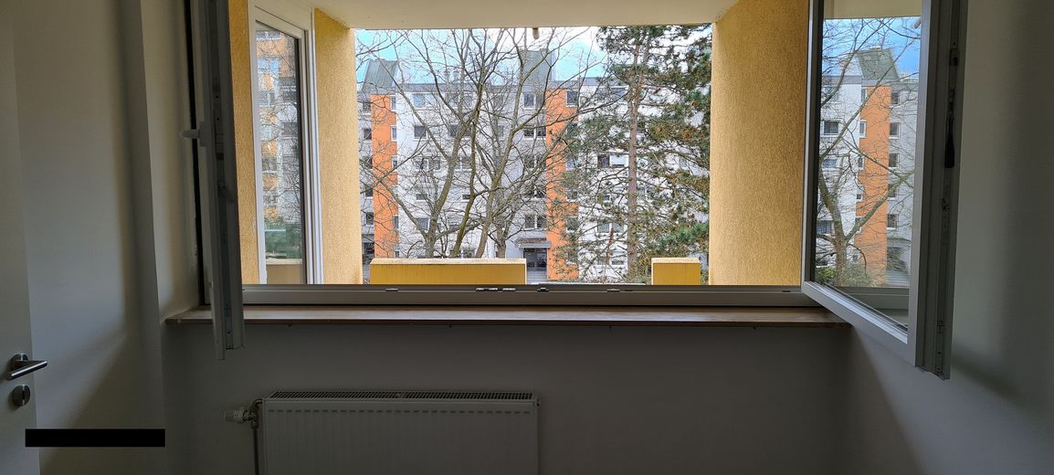 Kernsanierte 2-Zimmer-Wohnung mit Balkon | ideal für Eigennutzer und Kapitalanleger – Blick aus Schlafzimmer