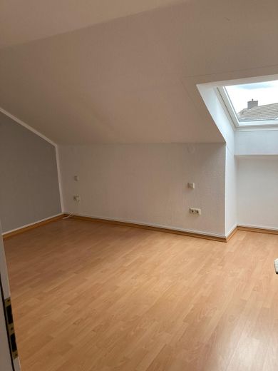Helle 2,5-Zi.-Dachgeschosswohnung m. Fußbodenheizung, Inkl. Stellplatz in Holzwickede – Schlafzimmer
