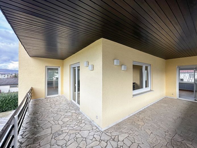 Panorama-Immobilie mit Weitblick: Einfamilienhaus in ruhigem Umfeld! Garten, Garage, Pool! – Loggia