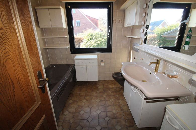 Individuelles, ruhiges Einfamilienhaus mit Einliegerwohnung, Wintergarten, Kamin, Vollkeller&amp; Garage – 17 - Bad im EG
