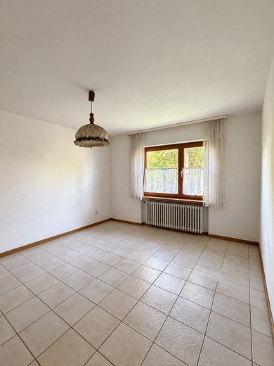 Vielseitiges Wohn- und Gewerbeobjekt mit Hallen & Werkstatt in naturnaher Lage – Zimmer 1.OG KI generiert