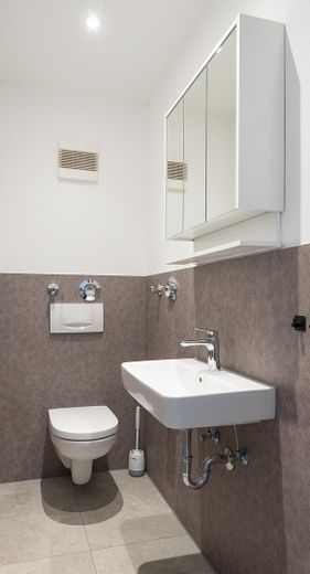 Separates Gäste-WC mit Spiegel