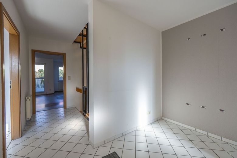Vollunterkellertes Reihenhaus in ruhiger Stadtrandlage mit Garten und separater Garage – Flur