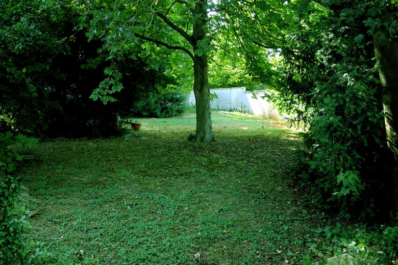 Affascinante villa su un ampio terreno divisibile, con alberi secolari e posizione elevata senza possibilità di edificazione antistante – 500 m² mögliches Bauland