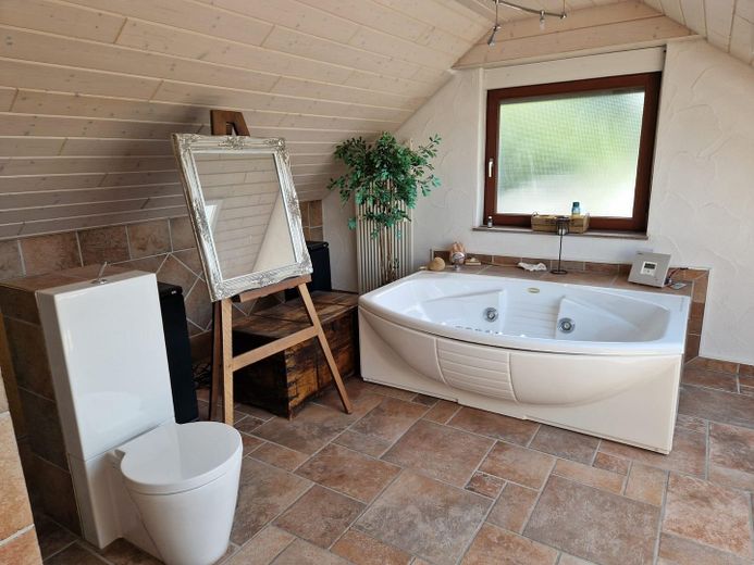 Luxusbad mit separater Toilett