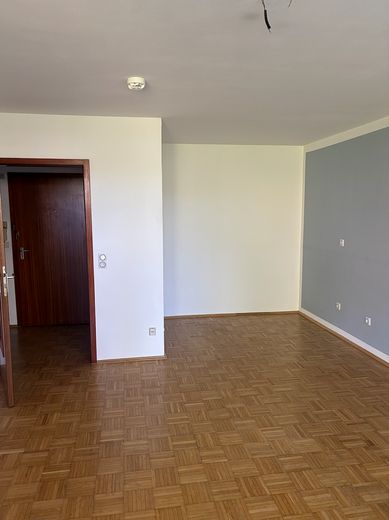Appartamento ben tenuto e tranquillo con grande loggia al piano rialzato – Wohnen und Schlafnische