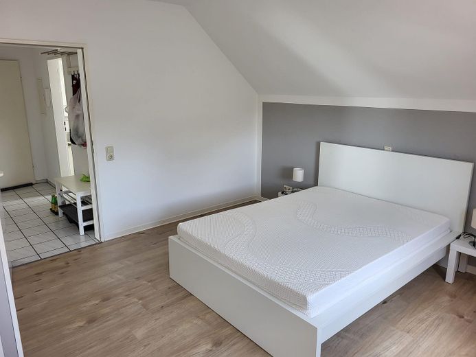2 Zimmer Whg. mit Balkon in guter Lage von Würselen – Schlafzimmer
