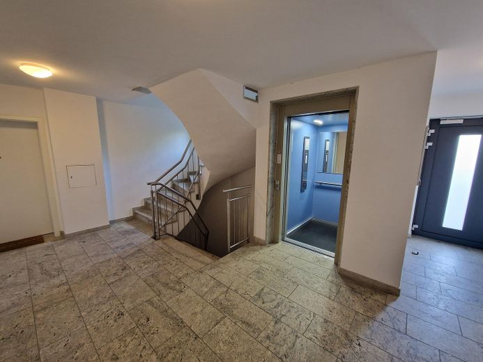 Treppenhaus mit Aufzug