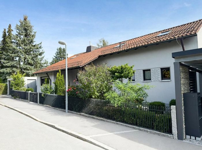 Architect-designed villa with a dream view in a prime location in Hof – Ansicht Nord