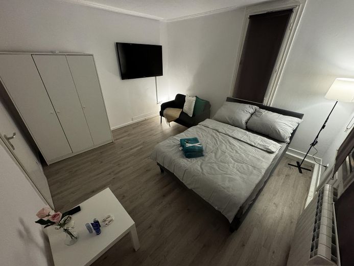 Stuttgart’ta %8 brüt getiri! Tamamen kiralanmış, 5 odalı WG yatırımı ve üst düzey nakit akışı – Zimmer 1