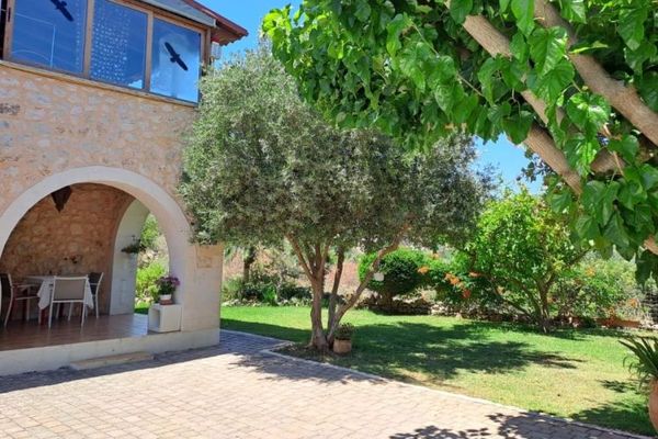 Kreta, Neo Chorio wolnostojąca kamienna willa z widokiem na góry