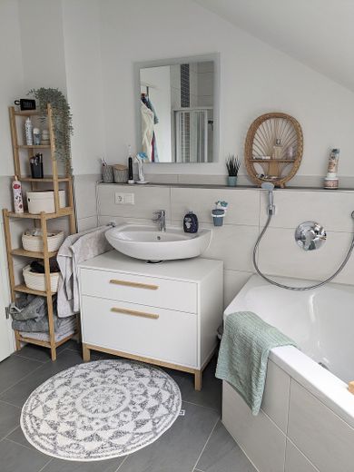 Wunderschöne 3-Zimmer-Wohnung in Heldenstein – Bad