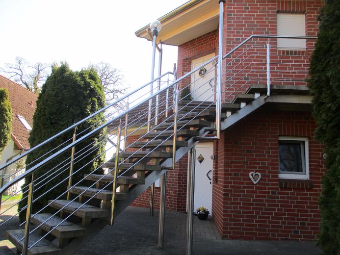 3-Zi.Wohnung mit Balkon, Atelierzimmer, kl. Garten, Gartenhaus u. Garage im 4.Fam. Haus – Hauseingang über Treppe 