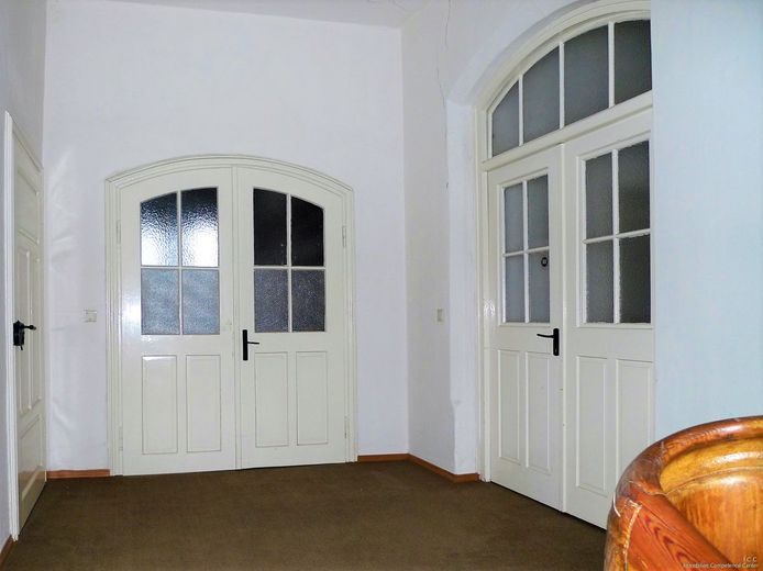 Historisches Sakralgebäude - Mädchenschule
bis zu 10 Wohnungen oder Apartments möglich
Stadthaus in Herzen von Rotthalmünster – Die Flügeltüren im 1. Stockwerk