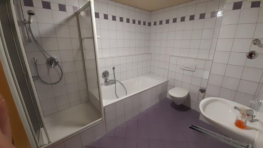 Balkonlu ve genişletme potansiyeline sahip bakımlı 3 odalı çatı katı dairesi – Aichach’ta 67 m² – Badezimmer