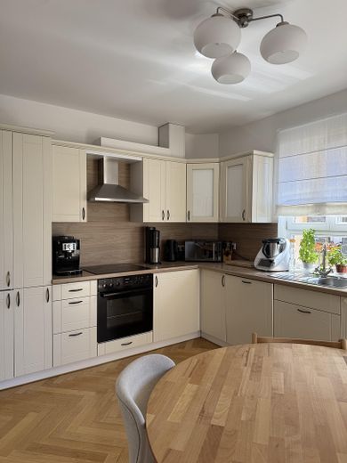 Elegante apartamento de 4 habitaciones en una ubicación céntrica – Küche