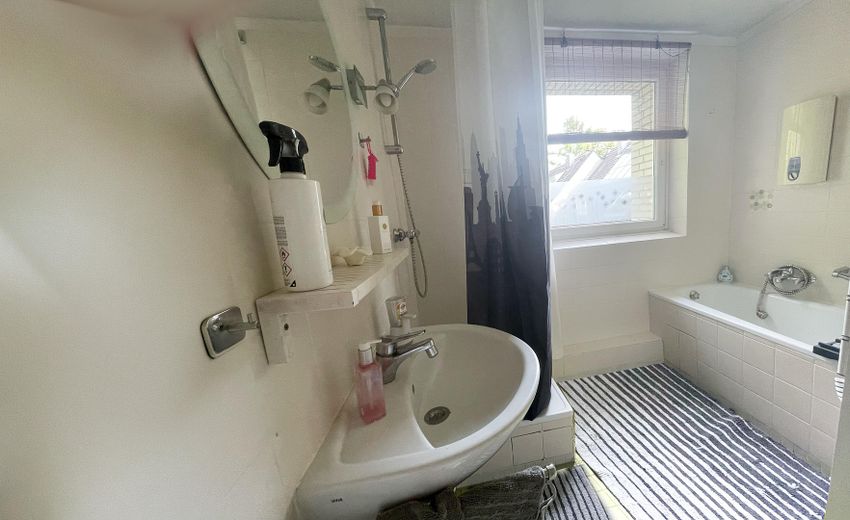 Provisionsfrei: Lichtdurchflutete 4-Zimmer-Eigentumswohnung mit Westbalkon in grüner Bestlage – Vollbad