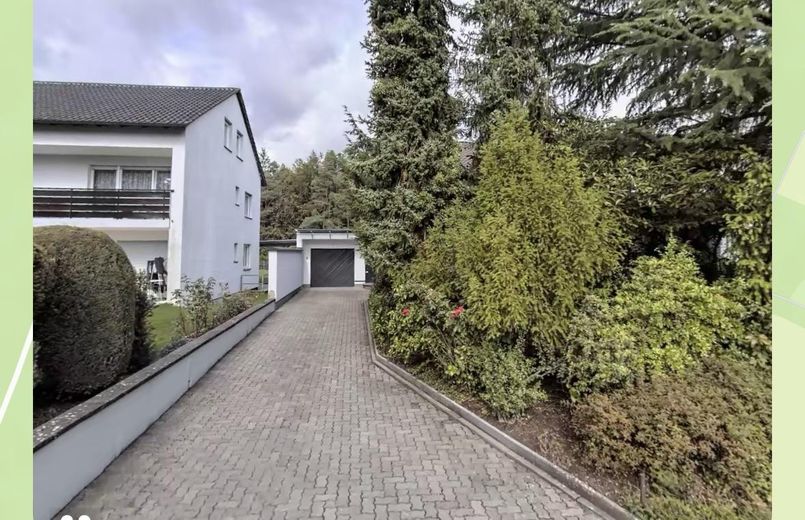 Traumhaftes Zweifamilienhaus mit Garten, Waldblick, Pool, Sauna & Mieteinnahmen – Einfahrt Garage & Eingang EG