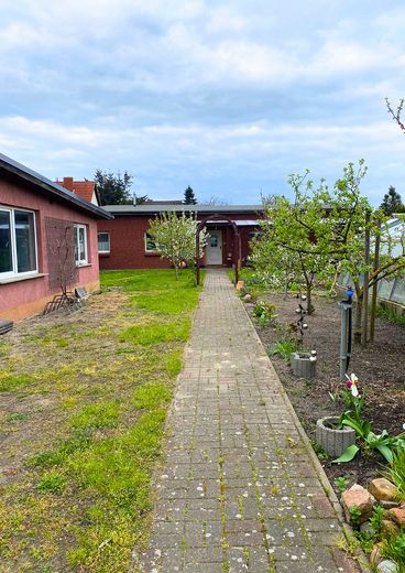 Hausansicht und Garage