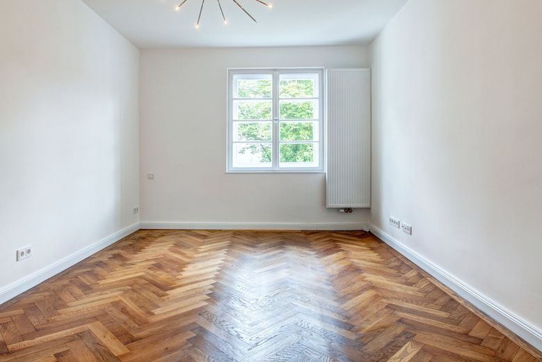Wunderschöner 4-Zi-Altbau beim Gasteig, Lift, Balkon, TG mietbar, bezugsfrei – Schlafzimmer unmöbliert