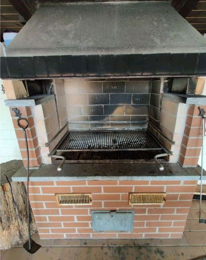 Grill unter der Pergola