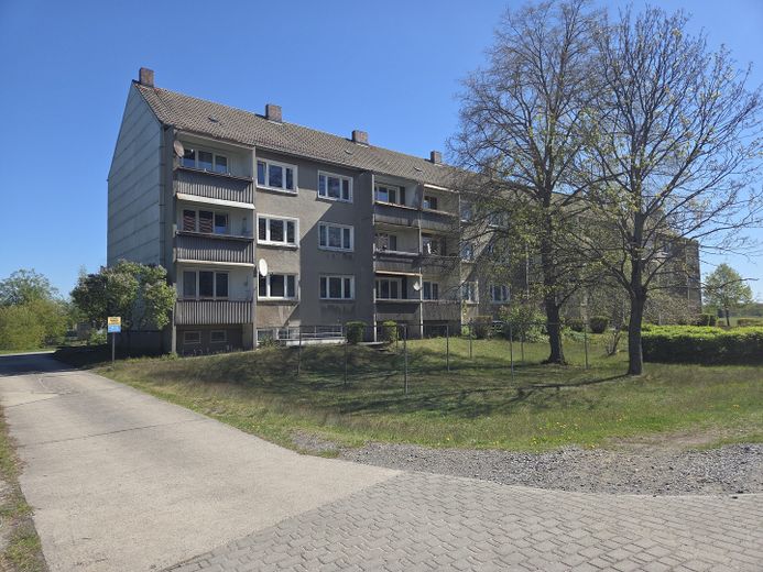 Von Privat: Mehrfamilienhaus mit 24WE in Gemeindekern von 02959 Schleife – Rückseite MFH