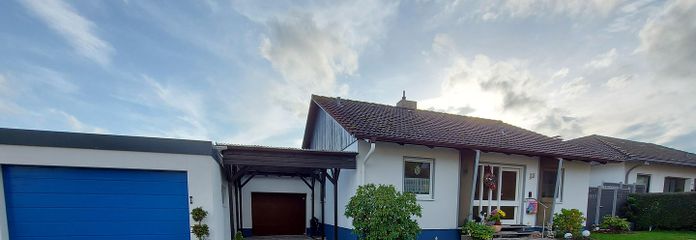 Hausvorderseite mit 2 Garagen