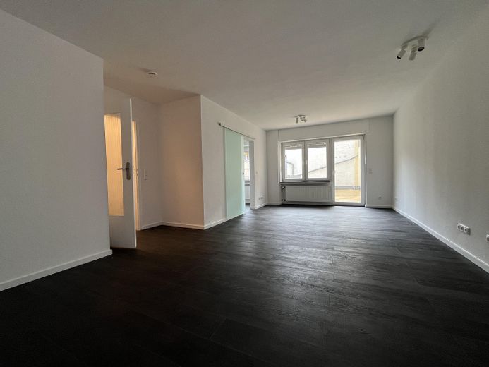 Sanierte 1 Zimmer-Wohnung mit Terrasse in der Altstadt – Wohnzimmer Bild 2