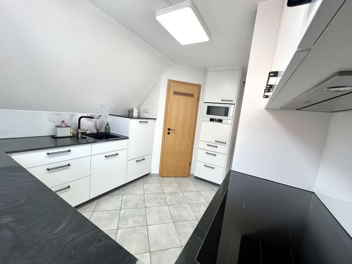 Appartamento maisonette di 4,5 locali con balcone e garage – Küche / Zugang zum Abstellraum