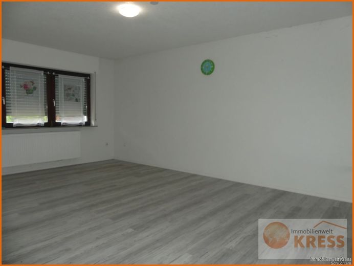 2-Familienwohnhaus mit Balkon, Wintergarten und 2 Garagen in der Ortslage von Sinntal-Oberzell – P1070117