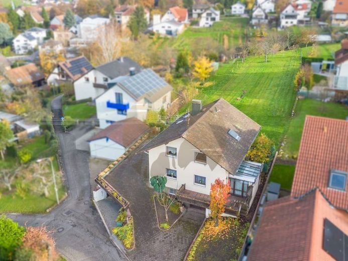 1–2-Familienhaus mit zusätzlichem Bauplatz auf 2.235 m² Grundstück im Rebland von Baden-Baden – Foto 1