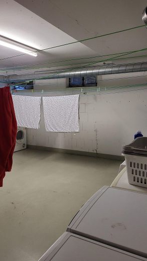 Provisionsfrei: Lichtdurchflutete DG-Wohnung mit 16 m² Dachterrasse, Aufzug & TG-Stellplatz – Waschküche