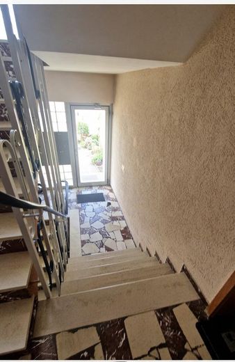 Achtung: Schöne Hochparterre-Wohnung in ruhiger Lage – Hochpaterre, Treppenhaus 