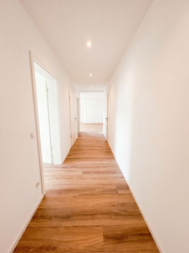 Erstbezug! Neue, helle, barrierefreie 3-Zimmer-EG-Wohnung mit Garten in zentraler Lage in Jockgrim – Flur