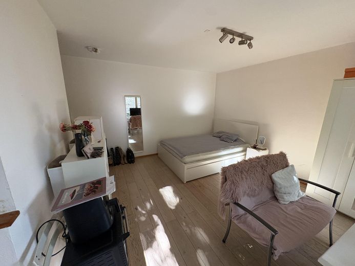 Bright 1-room apartment with terrace at Ulmer Safranberg commission-free – Wohn-Schlafzimmer